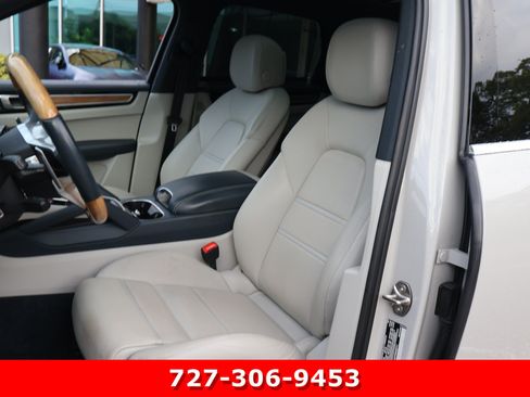 Used 2022 Porsche Cayenne AWD/4WD image 2