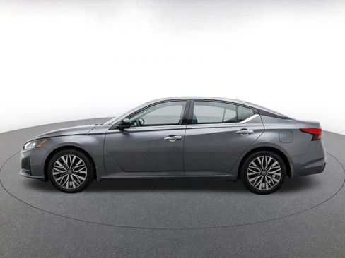Used 2025 Nissan Altima 2.5 SV FWD image 4