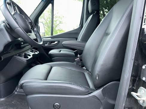 Used 2024 Mercedes-Benz Sprinter 2500 image 4