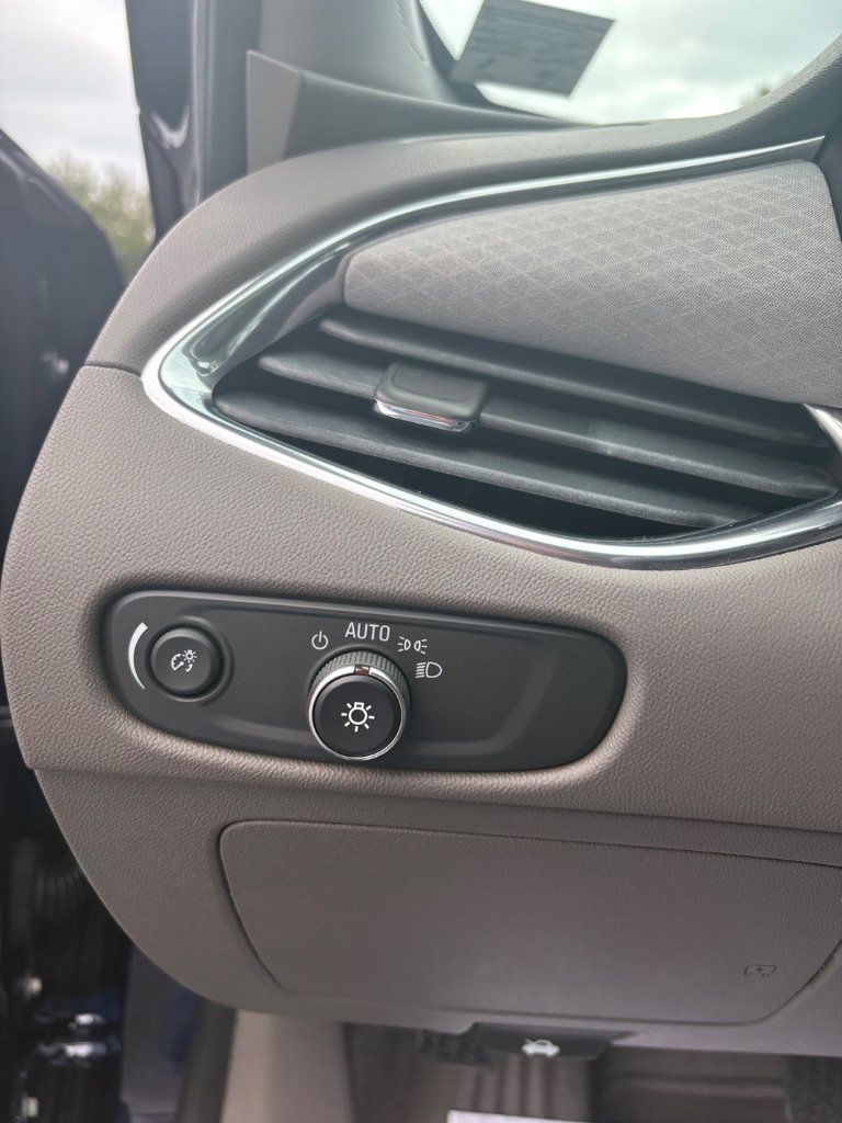 Used 2018 Chevrolet Malibu LT FWD image 12