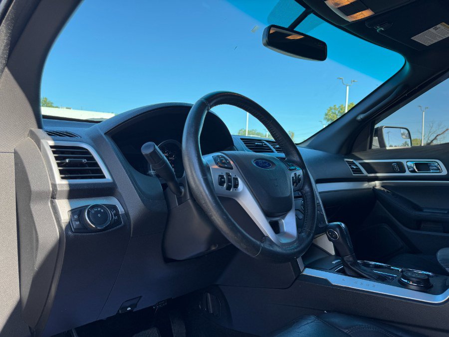 Used 2015 Ford Explorer XLT w/ Equipment Group 202B AWD/4WD image 12