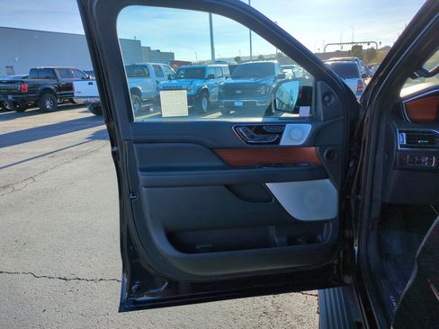 Used 2024 Lincoln Navigator Reserve image 12