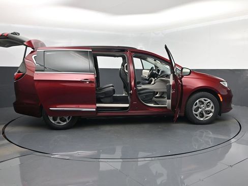 Used 2022 Chrysler Pacifica Limited image 62