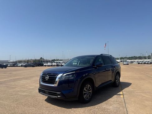 Certified 2025 Nissan Pathfinder SV FWD image 8