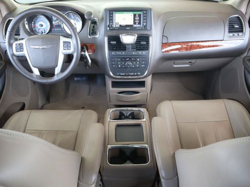Used 2016 Chrysler Town & Country Touring-L w/ Driver Convenience Group FWD image 16