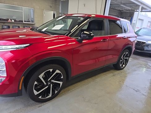 Used 2024 Mitsubishi Outlander SE image 2