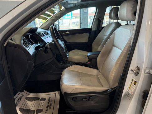 Used 2018 Volkswagen Tiguan SE w/ Panoramic Sunroof Package image 9