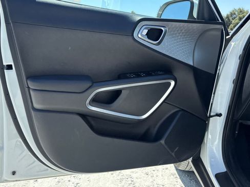 Used 2025 Kia Soul LX FWD image 15
