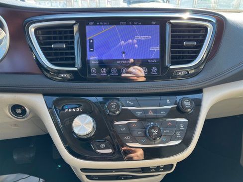 Used 2017 Chrysler Pacifica Limited w/ UConnect Theater Package image 24