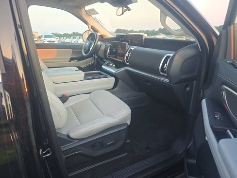 Used 2025 Ford Expedition Platinum w/ Driver's Package AWD/4WD image 6