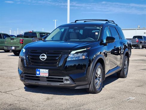 New 2025 Nissan Pathfinder SV image 2