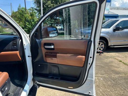 Used 2017 Toyota Sequoia Platinum RWD image 34