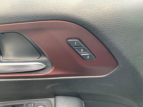 Used 2020 Chrysler Pacifica Limited image 10