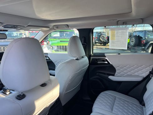 Used 2023 Mitsubishi Outlander SEL image 30