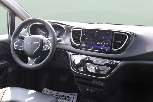 Used 2025 Chrysler Pacifica Select FWD image 23