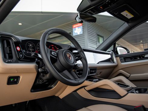 Certified 2026 Porsche Cayenne Coupe AWD/4WD image 4