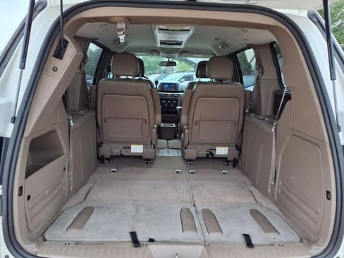 Used 2011 Volkswagen Routan SE FWD image 8