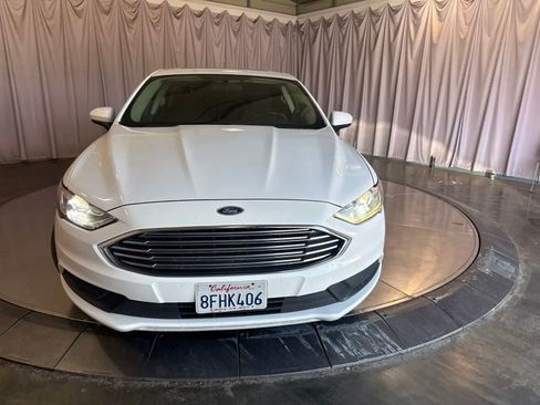Used 2018 Ford Fusion SE FWD image 2