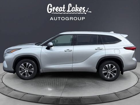 Used 2021 Toyota Highlander XLE AWD/4WD image 2