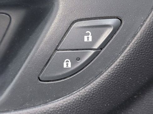 Used 2018 Chevrolet Equinox LT image 18