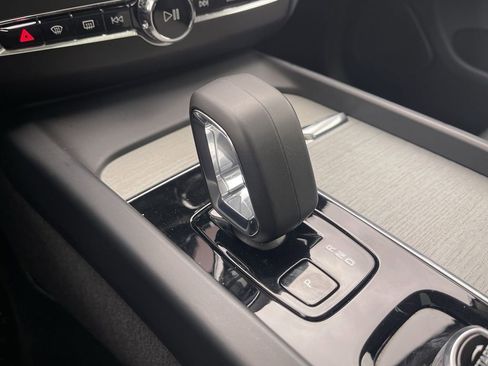 Used 2025 Volvo XC60 B5 Plus image 23