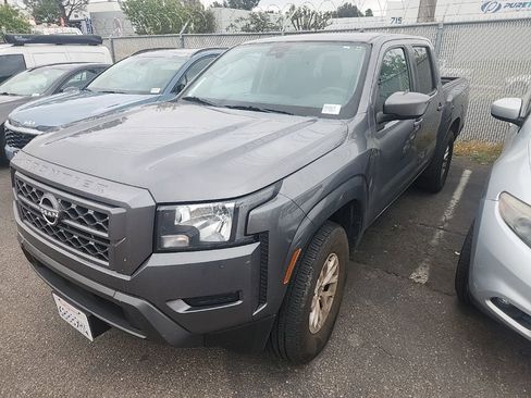 Used 2024 Nissan Frontier SV image 3