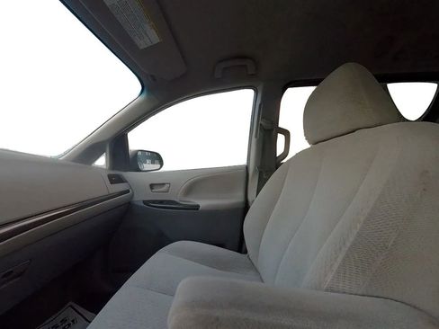Used 2014 Toyota Sienna LE image 24