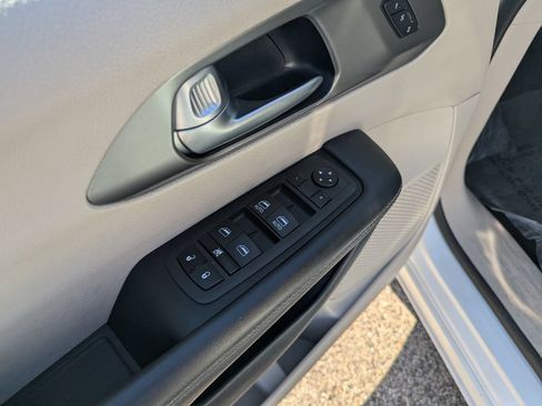 Used 2023 Chrysler Pacifica Touring-L FWD image 13