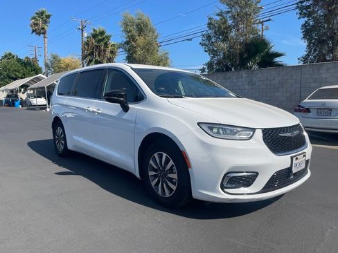 Used 2024 Chrysler Pacifica Limited FWD image 1