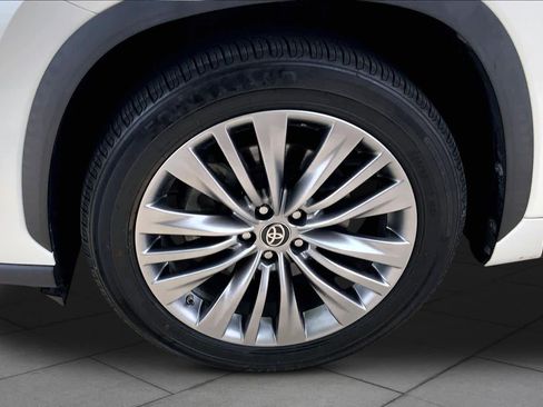 Used 2021 Toyota Highlander Platinum image 11