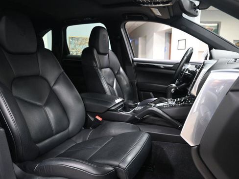 Used 2018 Porsche Cayenne Platinum Edition image 22