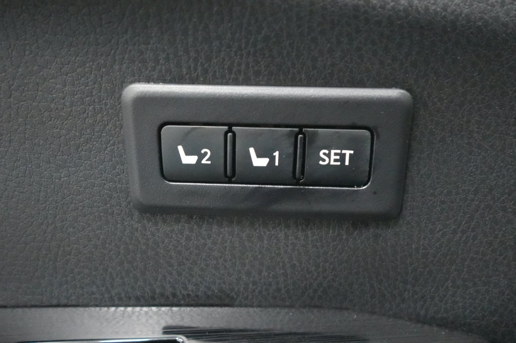 Used 2018 Toyota RAV4 Limited AWD/4WD image 18