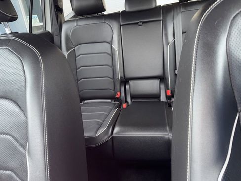 Certified 2022 Volkswagen Tiguan SEL R-Line image 18