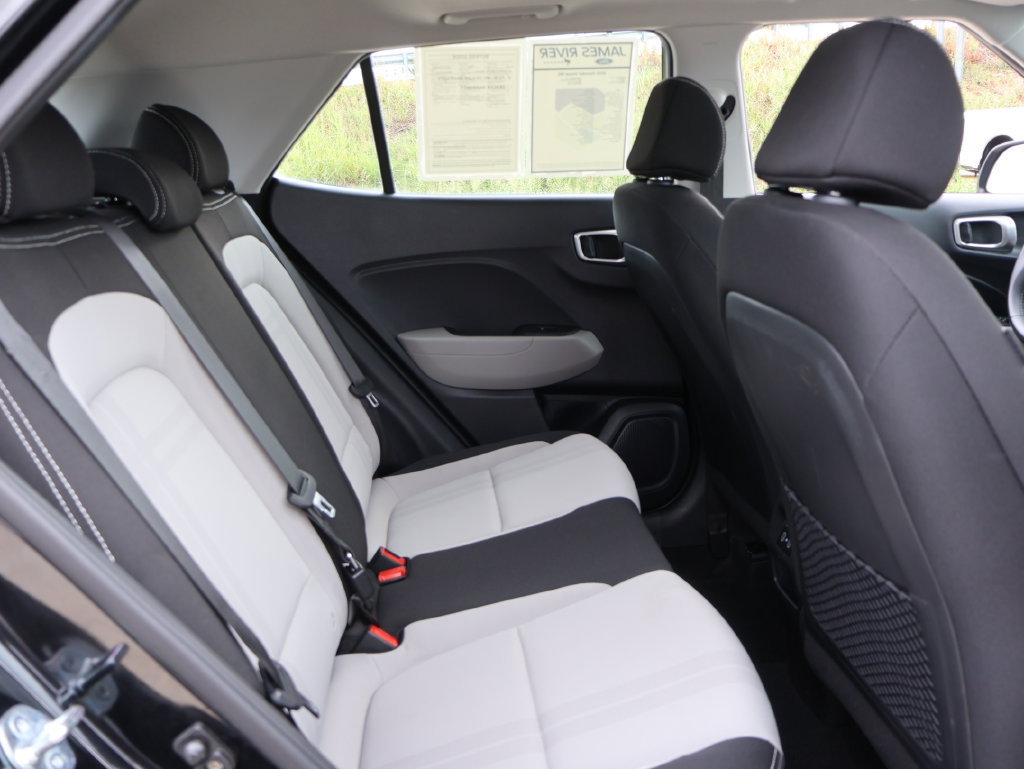 Used 2025 Hyundai Venue SEL FWD image 11