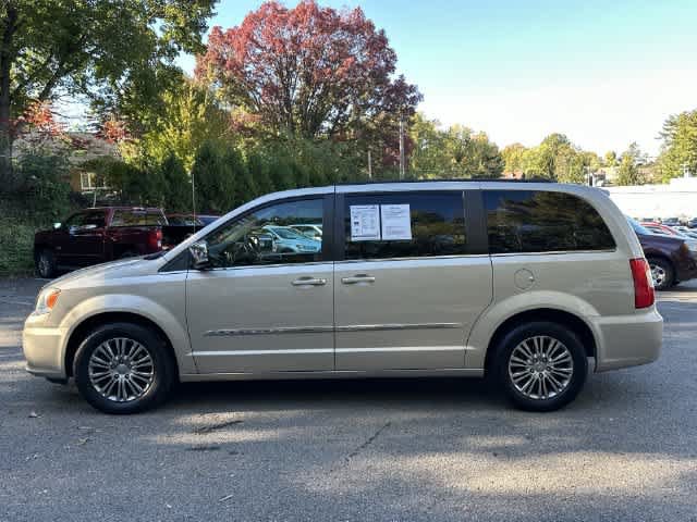 Used 2014 Chrysler Town & Country Touring-L FWD image 2