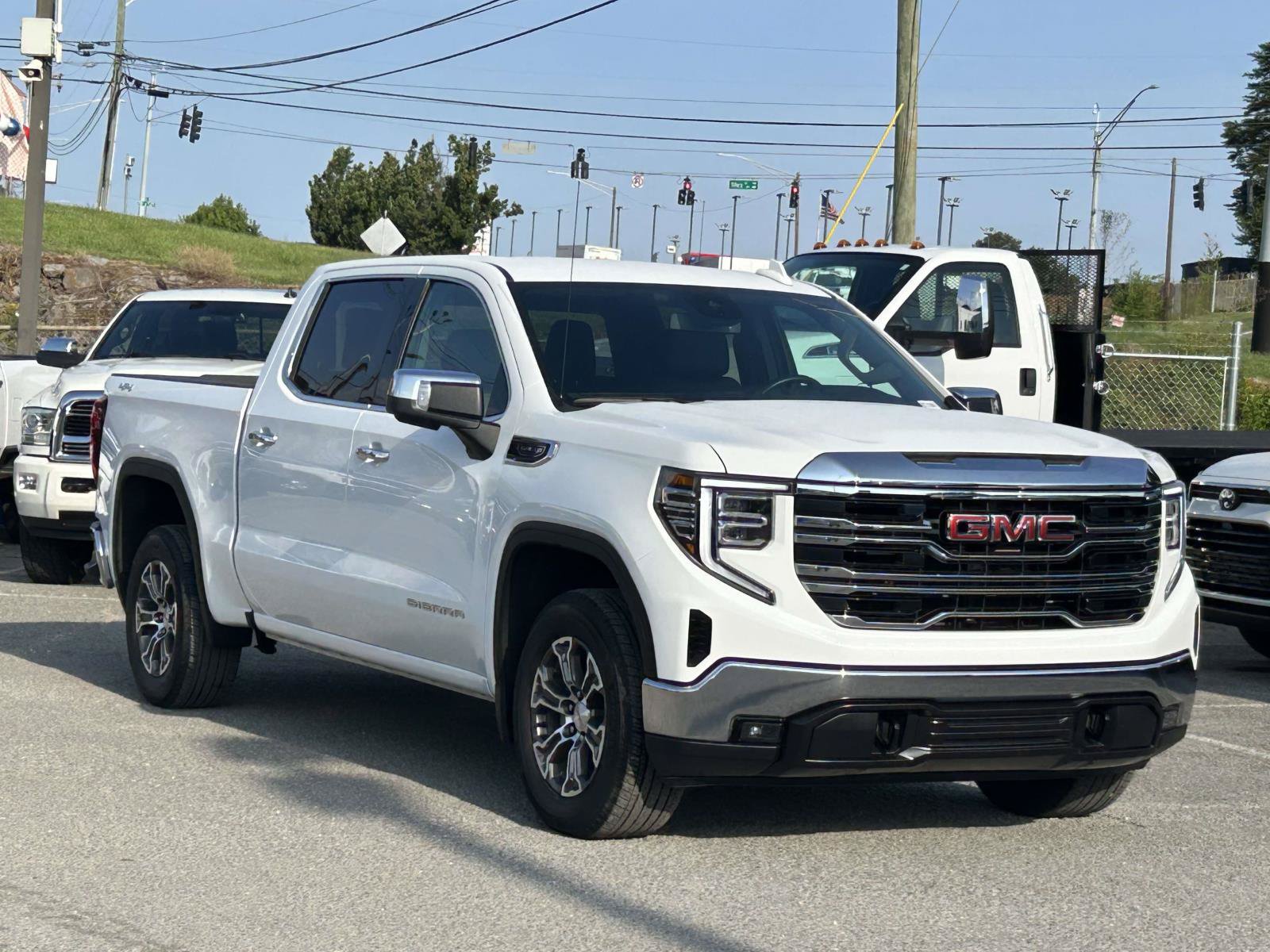 Used 2026 GMC Sierra 1500 SLT AWD/4WD image 1