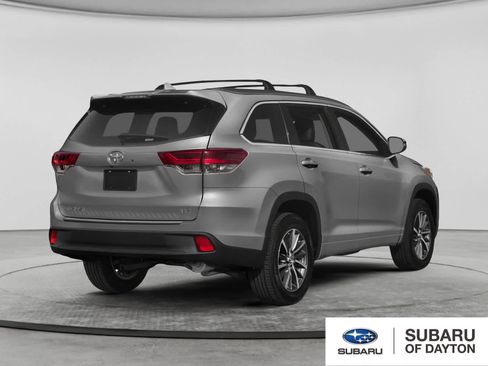 Used 2017 Toyota Highlander XLE AWD/4WD image 2