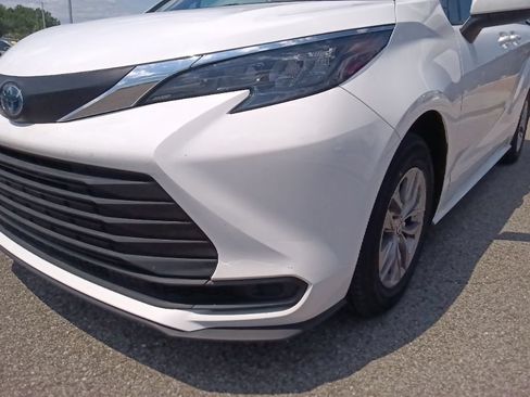 Used 2025 Toyota Sienna LE FWD image 9
