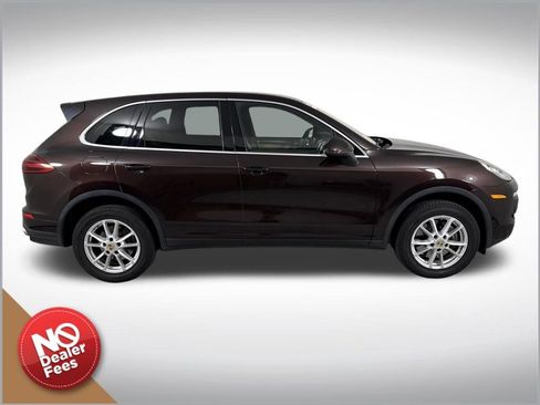 Used 2016 Porsche Cayenne w/ Premium Package AWD/4WD image 2