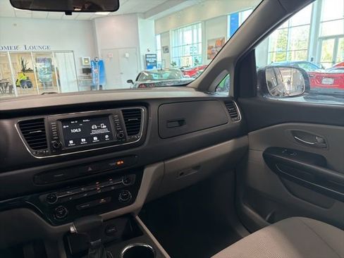 Used 2020 Kia Sedona L image 25