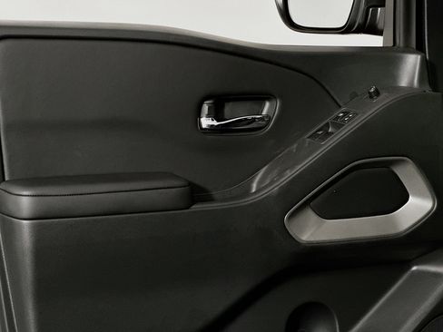 Used 2025 Nissan Frontier SV image 16