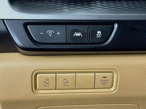 Used 2022 Kia Carnival LX FWD image 9