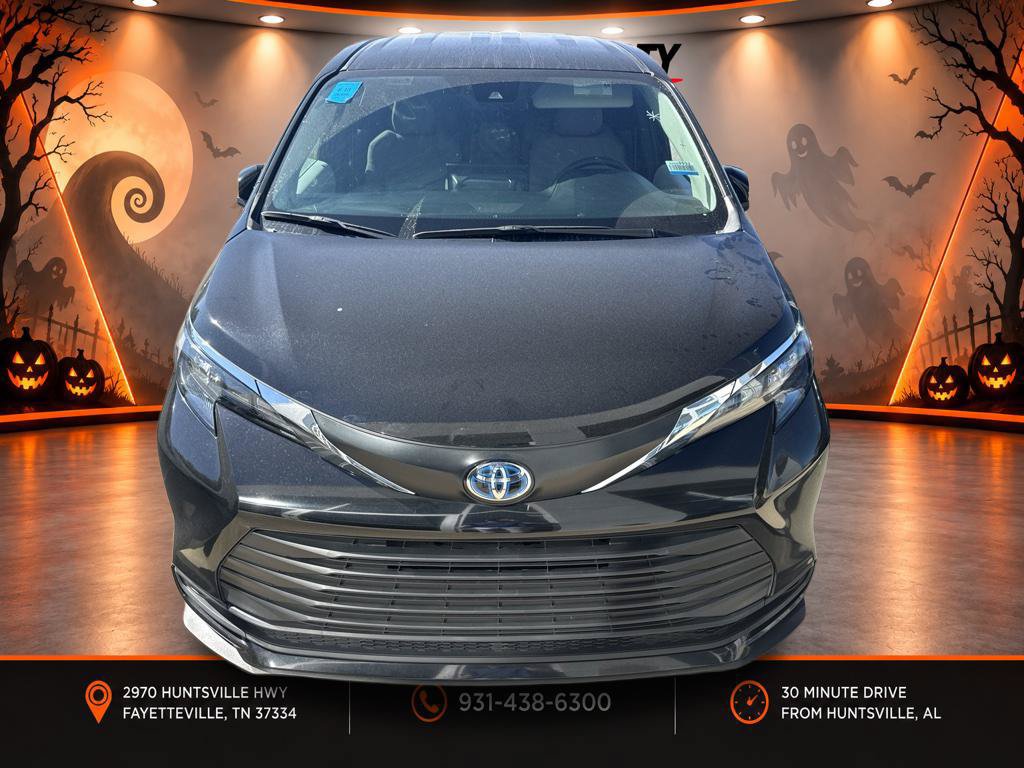 Used 2025 Toyota Sienna LE FWD image 2