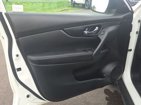 Used 2017 Nissan Rogue SV w/ SV Premium Package image 24