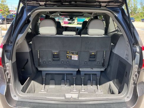 Used 2020 Toyota Sienna XLE Premium w/ Carpet Mat Package FWD image 38