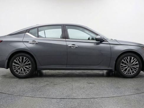 Used 2025 Nissan Altima 2.5 SV FWD image 11