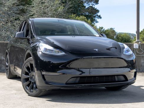 Used 2021 Tesla Model Y Long Range image 9
