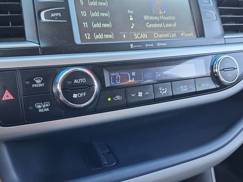 Used 2019 Toyota Highlander Plus FWD image 19