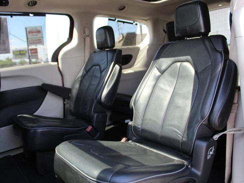 Used 2018 Chrysler Pacifica Limited FWD image 21