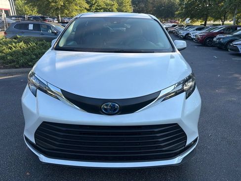 Used 2025 Toyota Sienna XLE FWD image 3